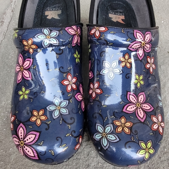 Dansko XP Floral Navy patent leather  clogs - Picture 4 of 13